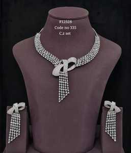 Collier et boucles d'oreilles élégants avec nœud en zircon cubique, laiton plaqué rhodium, bijoux de mariage pour femmes - Product Image 1