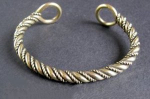 Collier ras du cou en laiton martelé fait main, collier ouvert artisanal pour femme, bijoux ethniques bohèmes - Product Image 3