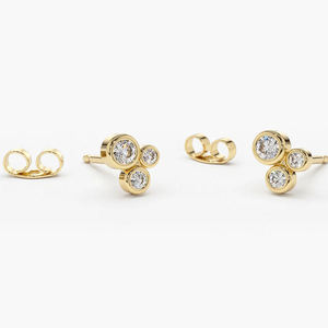 Pendientes de tuerca de oro de 14K/18K con diamantes creados en laboratorio, diseño de trío de diamantes graduados con engaste de bisel, pequeños pendientes de racimo para uso diario - Product Image 3