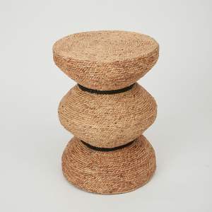 Mesa Auxiliar Contemporánea con Detalles de Cuerda y Base Metálica Resistente para la Colección de Muebles Modernos para el Hogar - Product Image 1