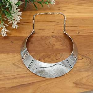 Collar de Oro y Plata con Diseño de Luna Creciente, Joyería Moderna Minimalista, Gargantilla Atrevida - Product Image 3