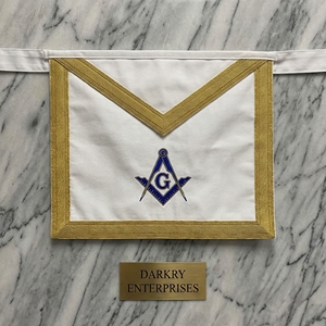 Tablier maçonnique personnalisé en toile de coton blanc avec bordure en ruban vert et symbole G brodé or, pour officier de loge maçonnique - Product Image 6