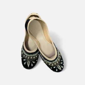 Jutti indienne traditionnelle en velours ornée de perles, avec amorti et tendance mode pour les festivals - Product Image 3