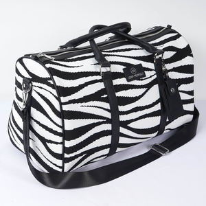 Sacs de sport classiques durables personnalisés avec logo, fabriqués en usine, pour les équipes de hockey sur glace, équipements et accessoires sportifs. - Product Image 4