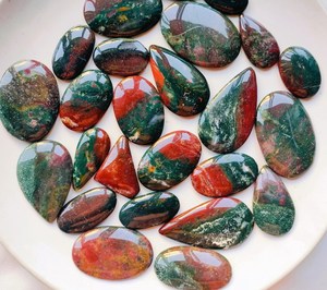 Cabochon de Bloodstone Massif Vert Rouge Pierre Naturelle Gemme en Gros Formes Mixtes Polies Pierres de Bloodstone en Vrac - Product Image 1