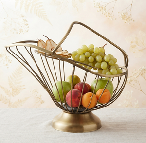 Panier à fruits en fil métallique géométrique moderne fait main, finition dorée, avec poignée pour le rangement dans la cuisine - Product Image 1