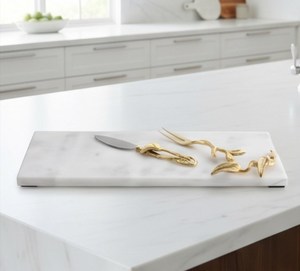 Planche à découper rectangulaire en marbre blanc avec manche sculpté en forme de branche dorée, ensemble de couteau et fourchette pour servir - Product Image 1