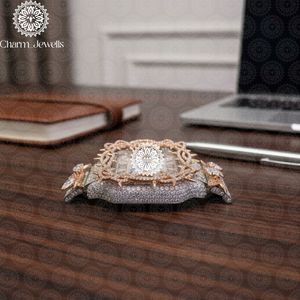 Montre de luxe rectangulaire dorée Charm_Jewells 38 mm à quartz analogique avec lunette sertie de diamants pour homme - Product Image 2