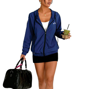 เสื้อแจ็คเก็ตกันลมสีน้ำเงินกรมท่าคุณภาพพรีเมียมสำหรับผู้หญิง น้ำหนักเบา มีฮู้ด ซิปแบบรูดขึ้นลง เสื้อคลุมกีฬา สกรีนโลโก้ได้ตามสั่ง ขายส่งเสื้อแจ็คเก็ตสำหรับผู้ชาย - Product Image 2