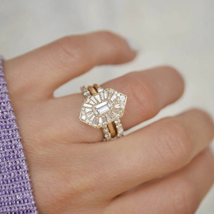 แหวนหมั้นเพชรทรงบาแก็ตต์หกเหลี่ยมแบบฮาโล ทองคำขาว 14K เพชรเพาะเลี้ยง - Product Image 6