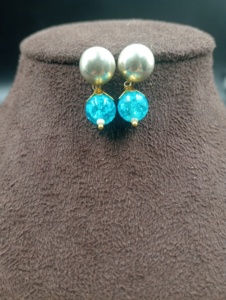 Boucles d'oreilles pendantes en laiton plaqué or Amaira Jewels, serties de perles naturelles, style vintage, pour femmes, occasions de fête, hindouisme - Product Image 2