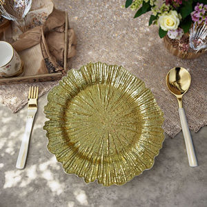 Platos decorativos redondos vintage con diseño floral dorado para mesas de boda, ideales para banquetes de lujo en hoteles y restaurantes. - Product Image 5