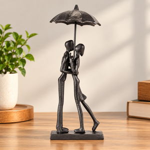 Sculpture artisanale en métal de couple sous parapluie, figurine romantique d'amoureux s'embrassant, statue d'amour moderne, décoration de table pour la maison - Product Image 1