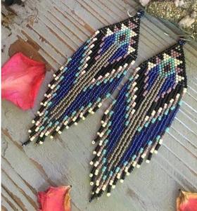 Impresionantes pendientes de cuentas de vidrio para una colección de joyería llamativa que crea un look inolvidable con detalles artesanales en las cuentas. - Product Image 5