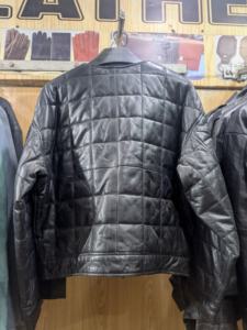 Blouson bomber de haute qualité, coupe-vent, matelassé, motif de coutures carrées, en cuir de vachette, col rond/bande personnalisé, design moderne. - Product Image 2