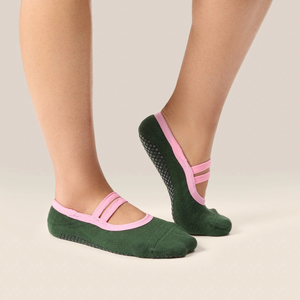 Chaussettes de yoga et de Pilates antidérapantes pour femmes, style ballet couleur matcha, en coton, à deux sangles, personnalisables, vente en gros OEM - Product Image 1