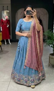 Ensemble Lehenga Style Reine, Lehenga Éclat Festif, Lehenga Ethnique de Créateur, Lehenga de Mariée Classique, Magnifique Lehenga Choli - Product Image 1