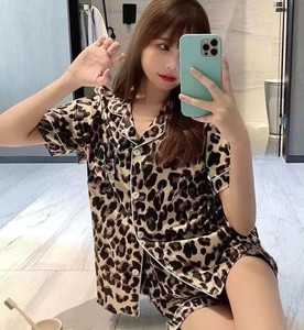 Conjunto de Pijama de Satén con Estampado de Leopardo de Manga Corta para Mujer, 2 Piezas, Ropa de Dormir Elegante de Verano, Cuello Camisero, Cierre de Botones, Tela Suave - Product Image 5