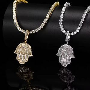 Collar con Colgante de Mano de Hamsa de Lujo con Incrustaciones de Cristales, Chapado en Oro de 22K, Corte Baguette, Unisex - Product Image 1