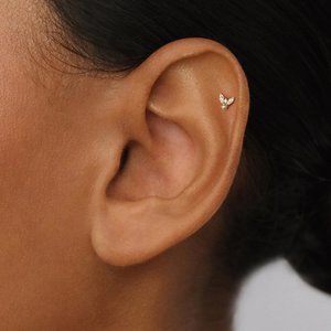 Labret à dos plat fileté intérieurement en or massif 14 carats avec diamant de laboratoire taille marquise et motif papillon, pour piercing cartilage et hélix - Product Image 1