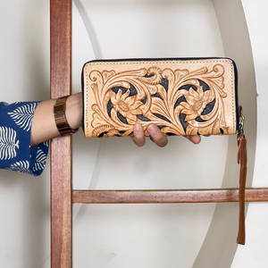 Cartera de mano elegante de cuero genuino hecha a mano para mujer, con nuevo diseño floral en relieve y cierre de cremallera, tarjetero para damas - Product Image 3