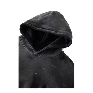 Sweat-shirt à capuche noir personnalisé pour homme, coupe oversize, épaules tombantes, effet usé, délavé à l'acide, déchiré, effet éclaboussures de peinture, style streetwear - Product Image 3