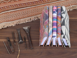 Couverture en Kelim/Dhurry tissée à la main, joliment cousue avec des poches en cuir à l'intérieur pour contenir un carnet de notes. - Product Image 6