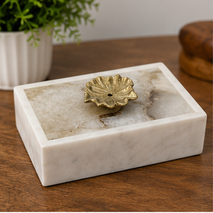 Plateau de rangement rectangulaire en marbre blanc avec bouton en feuille d'or, design minimaliste pour la décoration intérieure de la salle de bain - Product Image 3