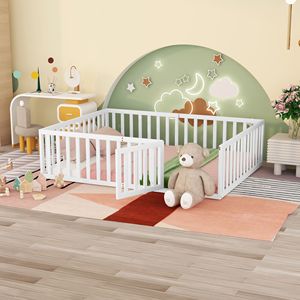 Letto a pavimento in legno Queen Size per bambini, bianco, con recinzione e porta (Vecchio SKU WF289663AAK) - Product Image 1