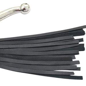 Flogger de Cuero Premium con Hebilla de Acero y 3.5cm de Ancho para Juegos de Impacto BDSM con Caídas Largas y Suaves y Detección de Agujas - Product Image 3