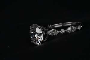 Perla de Promesa, Diamante Serenity Bloom, Corte Brillante Redondo, Corazones Sintéticos Plateados, Legado, Radianteza Eterna - Product Image 4