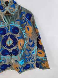 Veste en velours Suzani – Manteau floral brodé style bohème, veste tribale ouzbèke artisanale, vêtement d'extérieur artistique et affirmé - Product Image 4