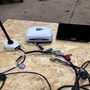 Écran GPS agricole Trimble GFX 750, livraison rapide, achat pour des données de terrain précises et des solutions de gestion des cultures de qualité supérieure - Product Image 3