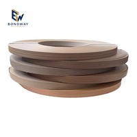 Bande de chantournage PVC imitation bois brun clair à moyen, en séquence tonale, pour façades d'armoires