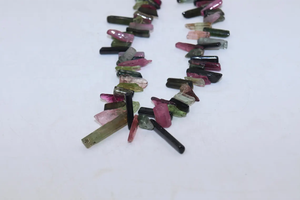 Perles en forme de bâtonnets de tourmaline naturelle brute de 15 à 25 mm en gros avec poids personnalisable pour la fabrication de bijoux - Product Image 3