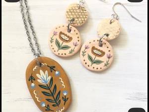 Collier avec pendentif fleur en céramique vintage et boucles d'oreilles pendantes, ensemble de bijoux bohèmes peints à la main pour femmes - Product Image 1