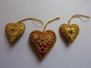 Adorno Navideño Colgante en Forma de Corazón, Hermoso y de Alta Venta, de la Última Colección de la India, con Gráficos Bordados - Product Image 3