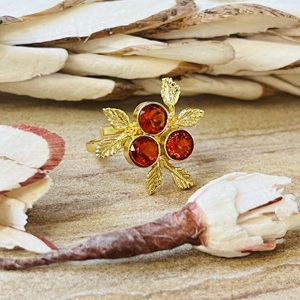 Anillo Boho de Alta Demanda con Flor de Granate, Bañado en Oro, de Latón, Anillo Botánico con Hoja y Tres Piedras, Hecho a Mano, Delicado, Venta al por Mayor - Product Image 3
