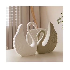 Elegante Juego de Esculturas de Cisnes de Cerámica, Modernas Estatuas de Pájaros del Amor en Blanco Mate y Verde Salvia, Figuras Románticas con Alas Acordonadas - Product Image 2