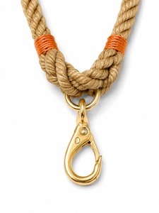 Cordón de alta calidad hecho de poliéster duradero con clip seguro para oficina, eventos escolares y uso diario. - Product Image 1