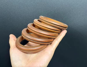 Pulsera de madera hecha a mano de alta calidad, moderna, con cuentas de colores personalizados, ecológica, duradera, artesanía natural. - Product Image 1