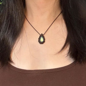 Collar Colgante de Macramé con Labradorita Verde Hecha a Mano, Cordón Marrón, Gema Natural, Cristal Curativo Boho, Joyería Ajustable - Product Image 3