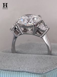 Bague de fiançailles de luxe en or blanc 14 carats avec trois diamants de laboratoire taille brillant ronds et diamants latéraux demi-lune - Product Image 3