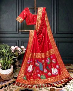 Le sari en soie douce présente des motifs complexes de lotus et de vache de style Pichwai sur le pallu. - Product Image 2