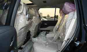 Toyota Land Cruiser VXR 3.5L V6 Noir 2024 d'occasion avec faible kilométrage, sièges en cuir, jantes en alliage, pack technologique Bluetooth - Product Image 4