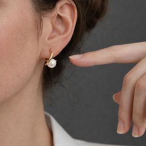 Juego de Aretes de Aro con Perlas Pequeñas, Aretes Minimalistas con Perlas Colgantes, Plata de Ley 925, Chapado en Oro de 14K - Product Image 5