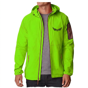 Veste coupe-vent à capuche rouge pour homme, décontractée, pour l'extérieur, fermeture éclair sur le devant, couleur unie, en polyester, avec logo imprimé sur les ailes - Product Image 2