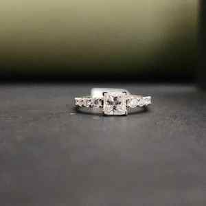 Anillo de Compromiso con Moissanita Corte Princesa, Certificado IGI, Plata de Ley 925, Engaste Pavé, Moderno, Unisex, para Regalo de Cumpleaños - Product Image 2
