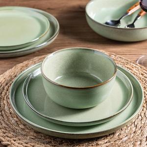 Ensemble d'assiettes en céramique vert sauge, finition mate douce, design rond minimaliste, vaisselle durable empilable pour des moments de repas modernes - Product Image 4