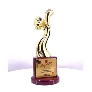 Trofeo de premio con acabado dorado y base de madera para reconocimiento de logros, apreciación corporativa con diseño de gestos. - Product Image 1